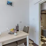 شقة Rebic